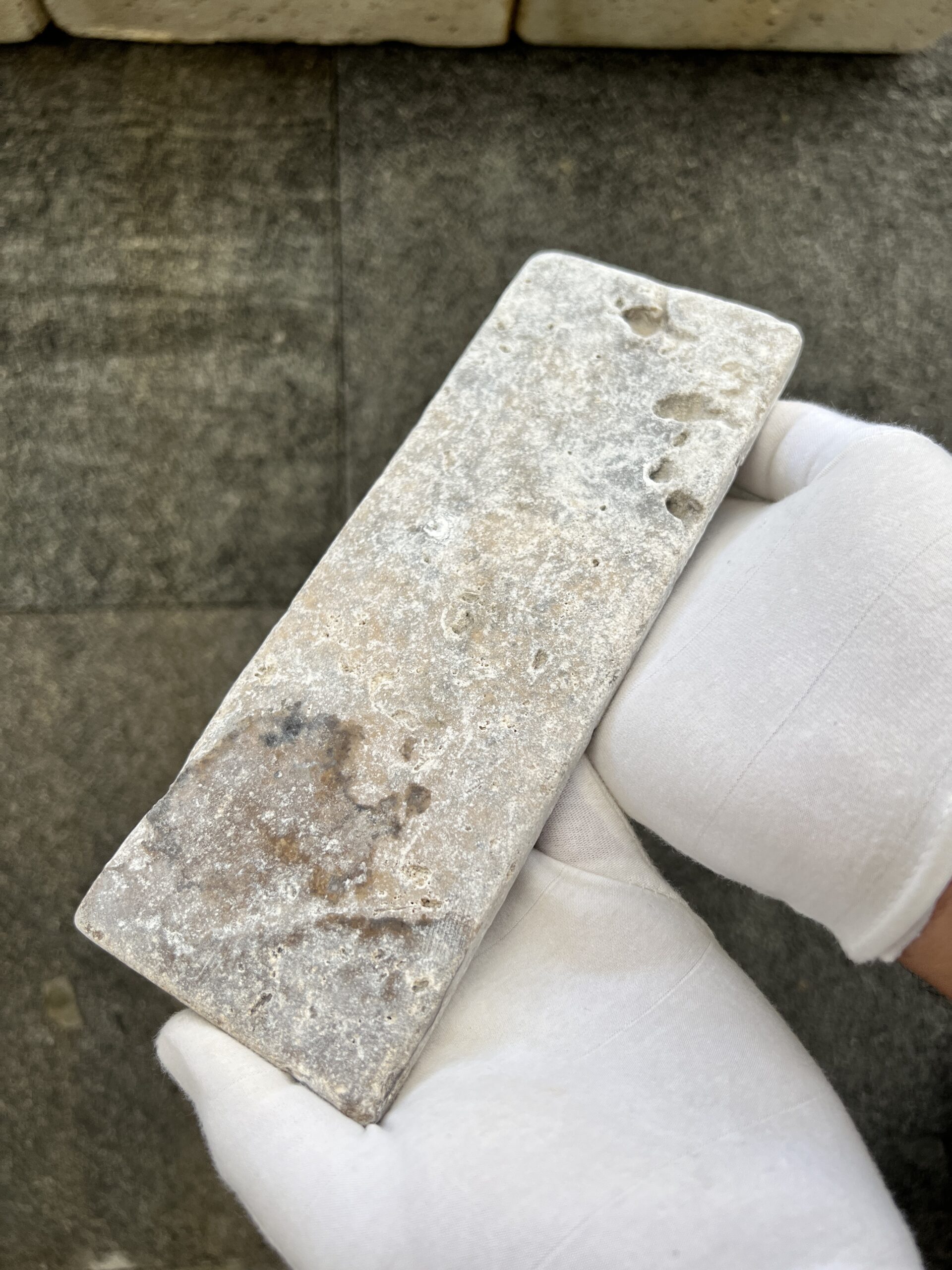 1699 - TRAVERTINO ANTICATO PLATINUM 20,3X7,5CM